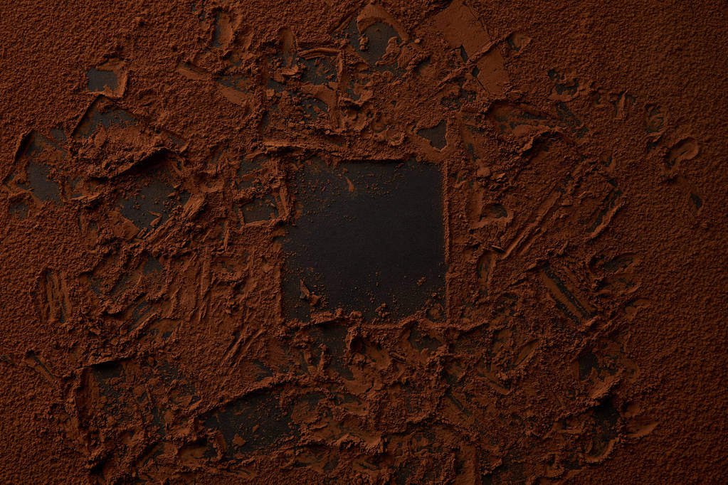 siyah arka plan üzerine nefis kakao tozu üstten görünüm  - Fotoğraf, Görsel