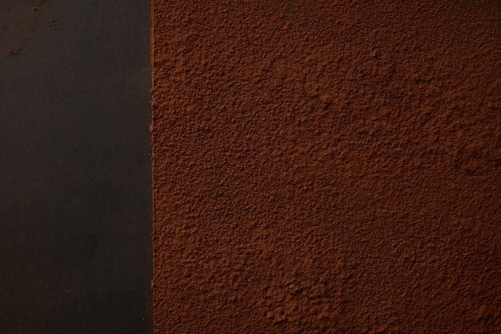 Widok z góry pyszne brązowy proszek kakaowy na czarnym tle  - Zdjęcie, obraz