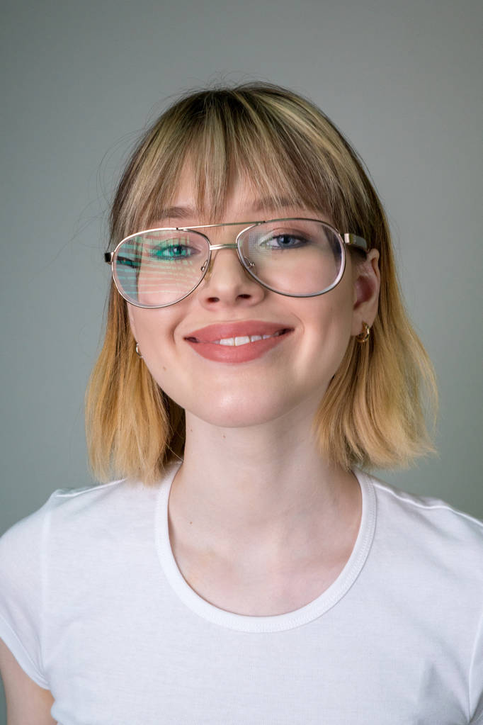 Retrato de una hermosa chica en gafas con pelo rubio corto
. - Foto, imagen