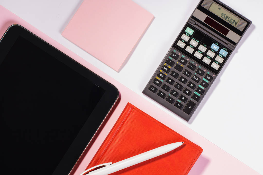 Mesa de oficina con pluma, calculadora. Color. Vista superior plana
 - Foto, Imagen