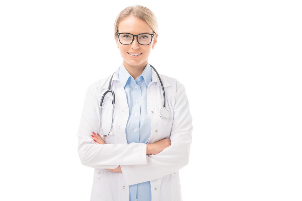 confiada joven doctora con los brazos cruzados mirando cameraisolated en blanco
 - Foto, Imagen