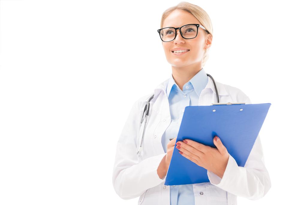 vue du bas de confiant jeune médecin féminin avec presse-papiers regardant loin isolé sur blanc
 - Photo, image
