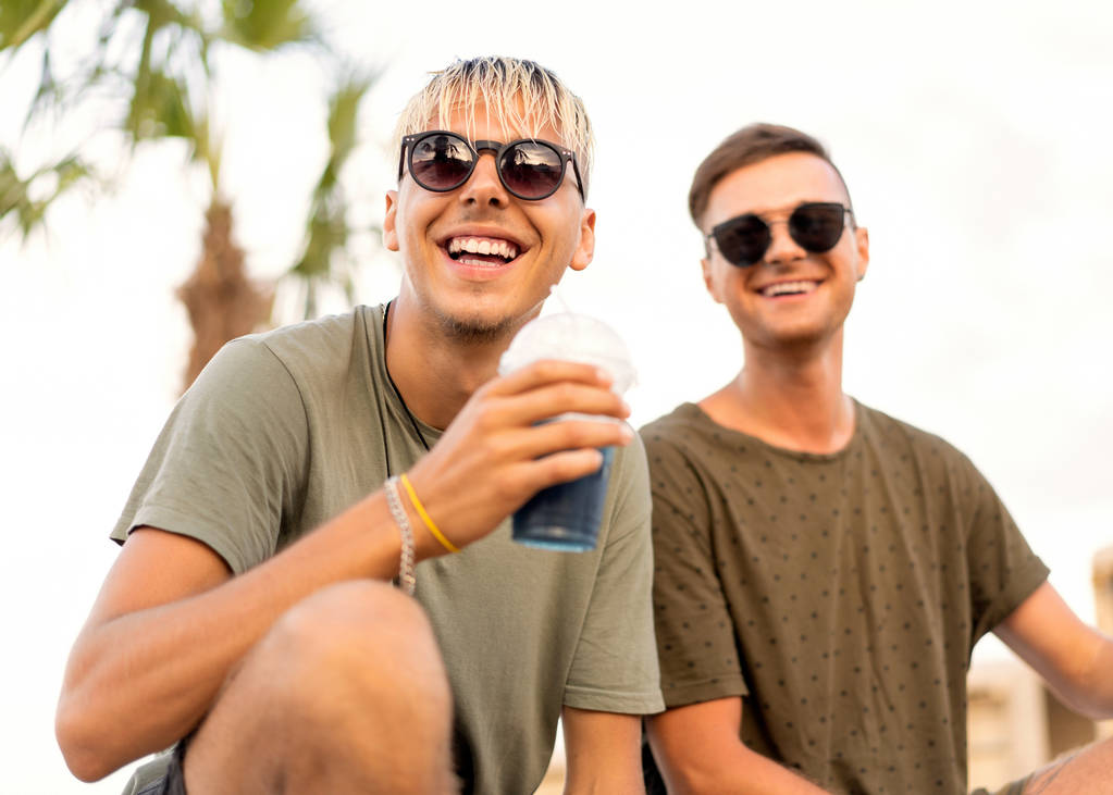dois caras beber coquetéis em uma praia tropical
 - Foto, Imagem
