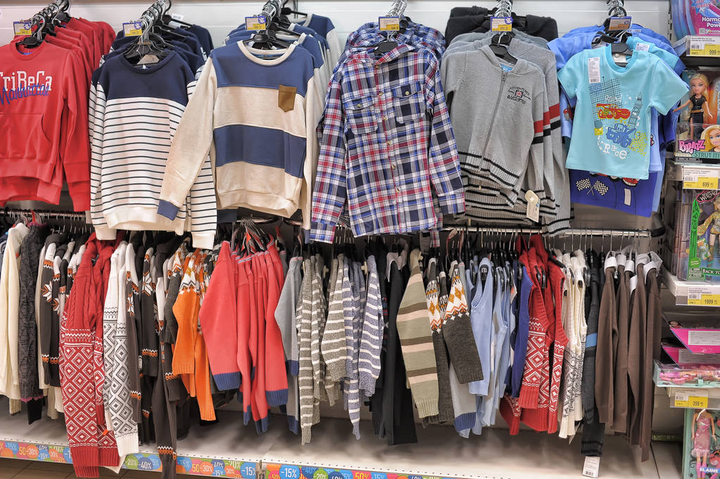 russland, st. petersburg 08,03,2014 bekleidung - jacken und pullover im supermarkt - Foto, Bild