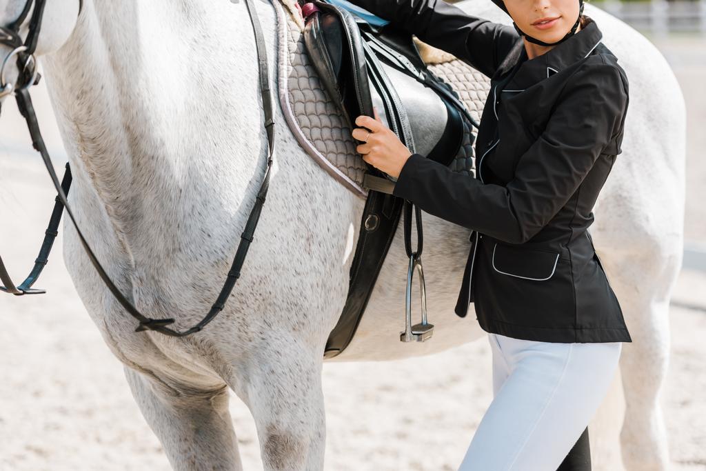 女性の乗馬固定馬サドルの乗馬クラブでの画像をトリミング - 写真・画像