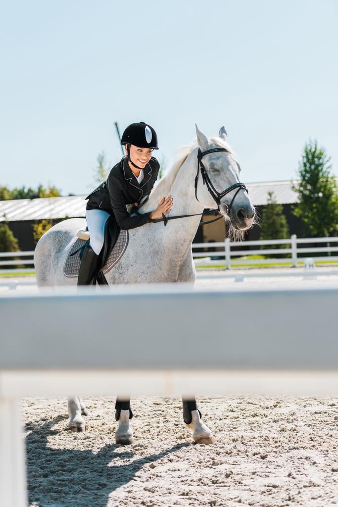 atraktivní žena jezdeckých koních a palming čistokrevný kůň kůň klubu - Fotografie, Obrázek