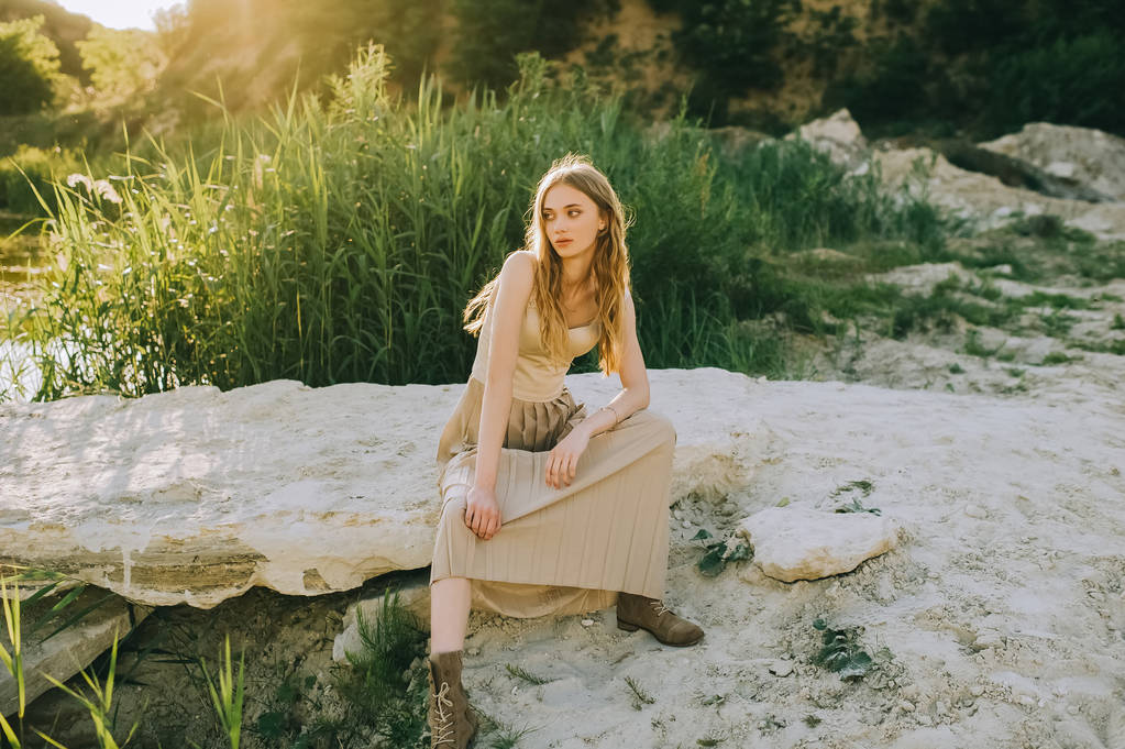 krásná blond dívka v módní oblečení sedí na zemi - Fotografie, Obrázek
