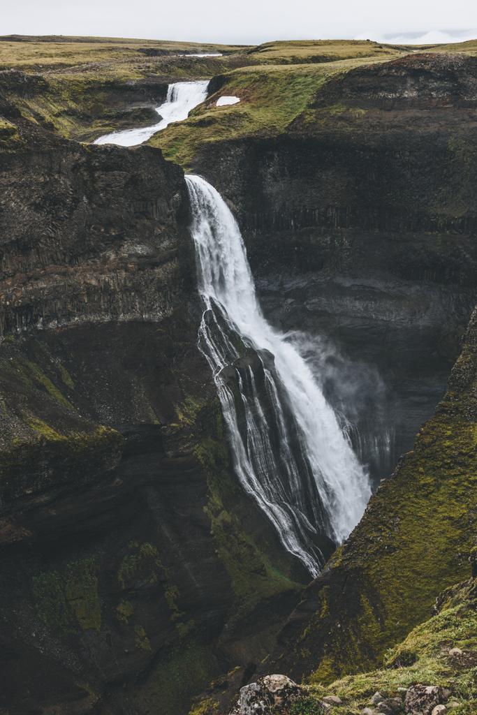風光明媚な Haifoss 滝と岩の崖、アイスランドの空撮 - 写真・画像