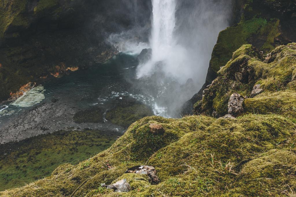 пташиного польоту Haifoss водоспад з зеленій скелі на передньому плані, Ісландія - Фото, зображення