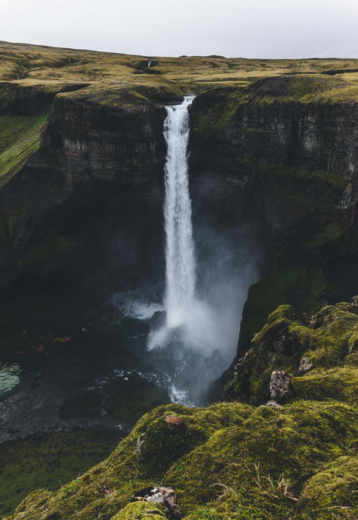 アイスランドの劇的な Haifoss 滝の空撮 - 写真・画像