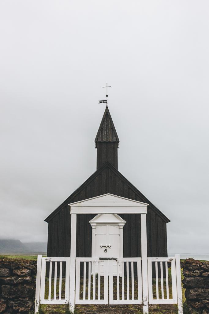cena cena da igreja de Budir atrás do portão de madeira branco em Snaefellsnes, Islândia
 - Foto, Imagem
