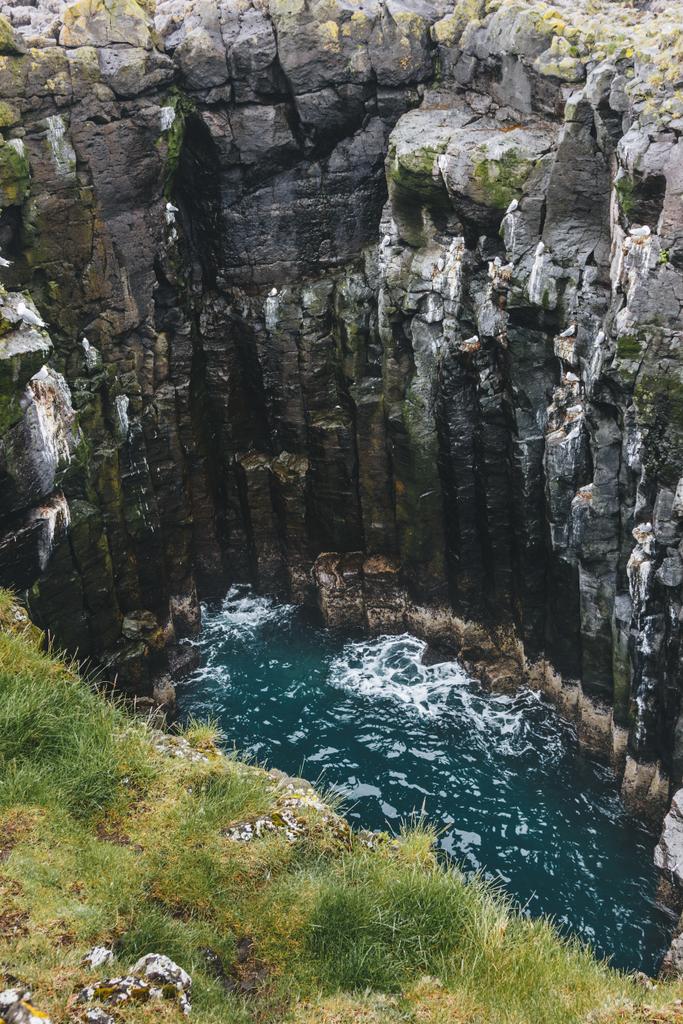 a légi felvétel a sziklás sziklán, és összeomlik a kék hullámok, Izland - Fotó, kép