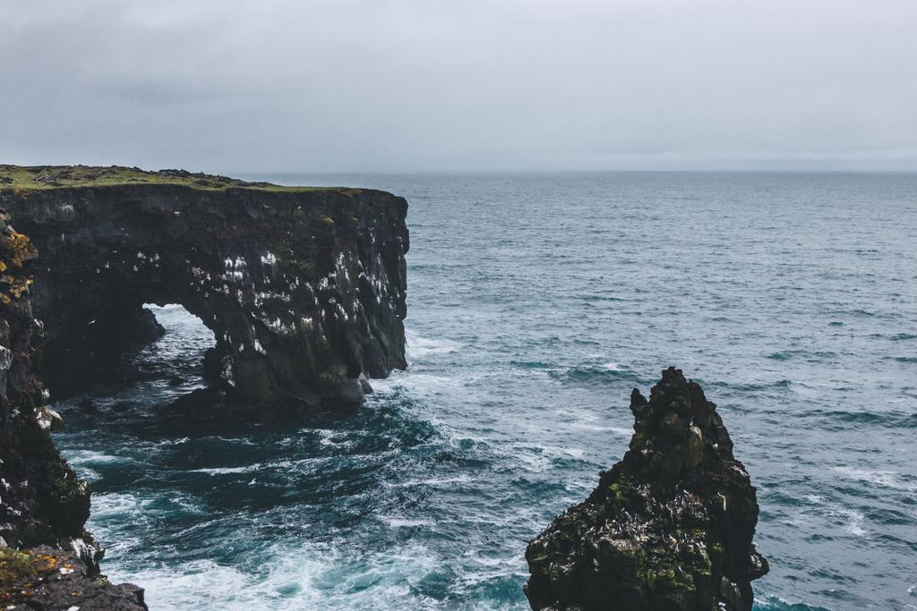 dramaattinen laukaus kivinen kallioita ja myrskyinen valtameri Arnarstapi, Islanti pilvinen päivä
 - Valokuva, kuva