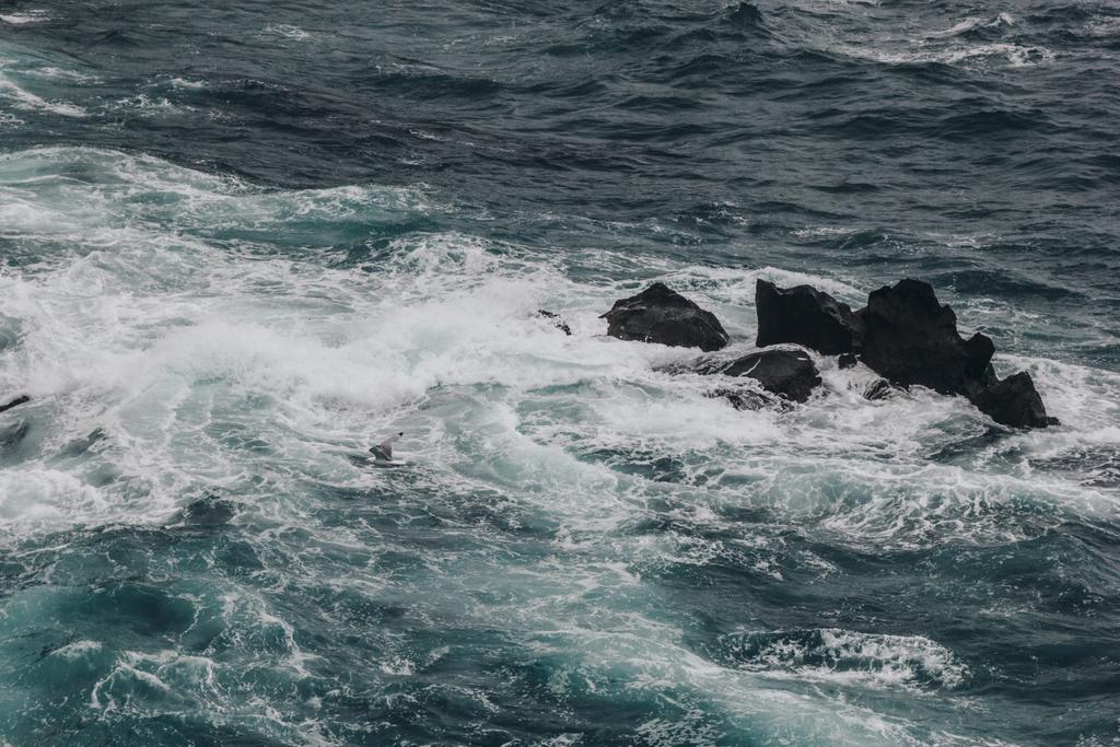 dramatyczne strzał błękitnego oceanu fal upaść na skałach na tle - Zdjęcie, obraz