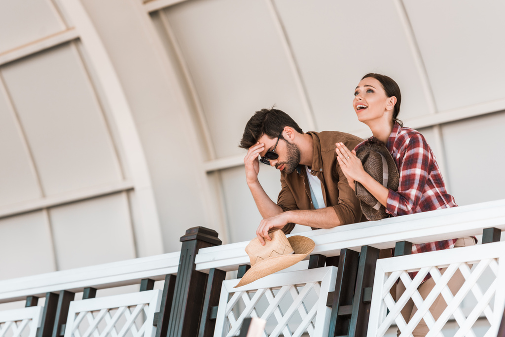 расстроенный мужчина и молящаяся женщина смотрят скачки на стадионе ранчо
 - Фото, изображение