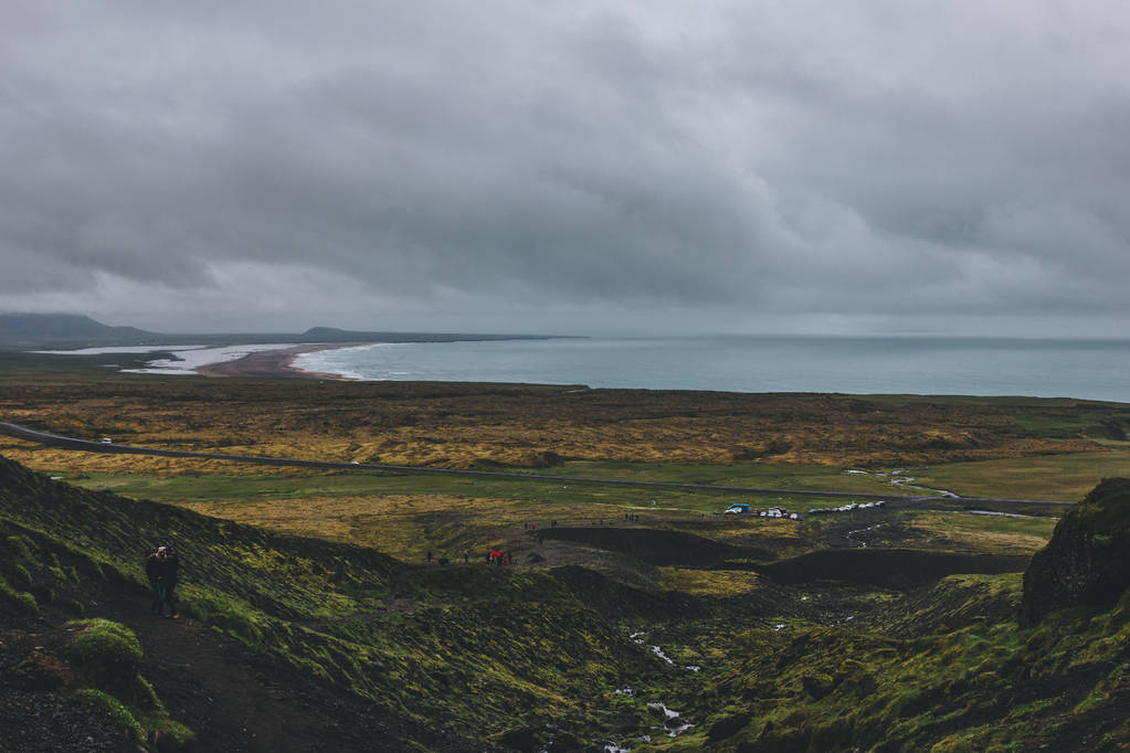 Ісландська - 22 червня 2018: мальовничі з ісландський узбережжя та зелені долини з натовпом туристів - Фото, зображення
