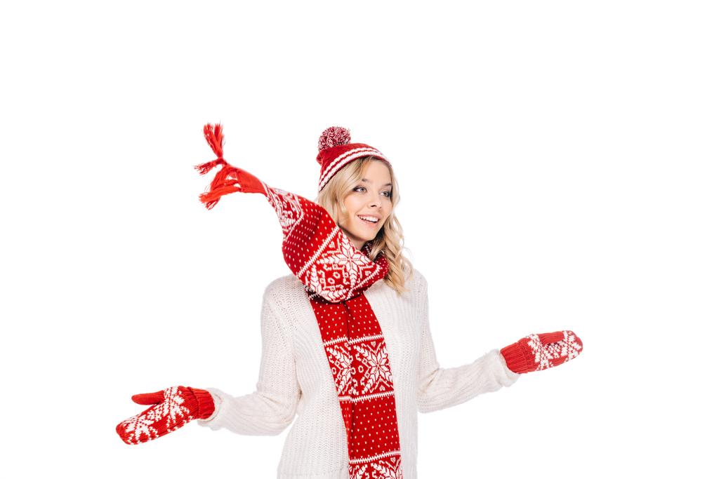 красивая улыбающаяся молодая женщина в шляпе, шарфе и варежках, глядя в сторону изолированы на белом
 - Фото, изображение