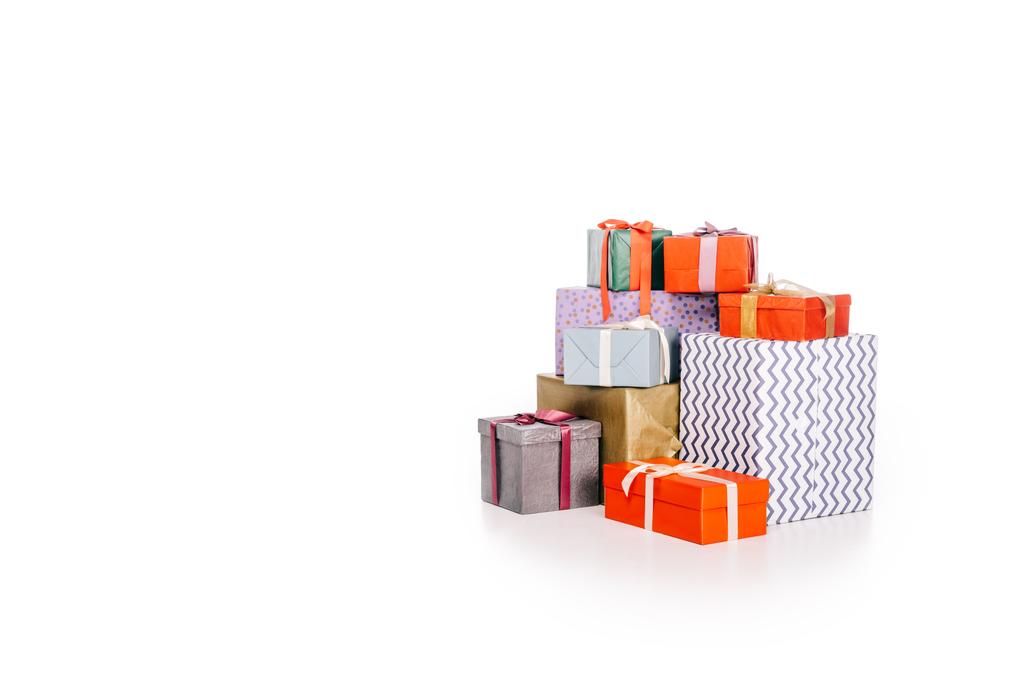 різноманітні барвисті складені подарункові коробки ізольовані на білому
 - Фото, зображення