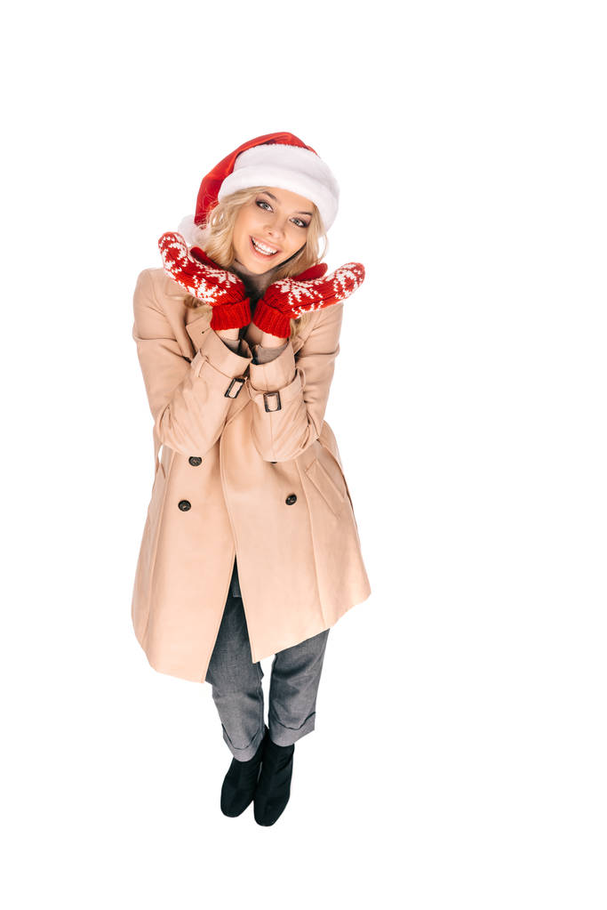 korkea kulma näkymä kaunis nuori nainen joulupukki hattu ja lapaset hymyillen kameran eristetty valkoinen
 - Valokuva, kuva