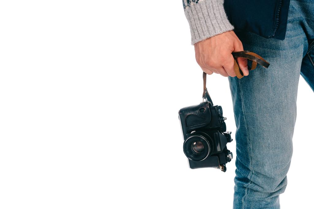 γκρο πλαν μερική άποψη του άνδρα να κρατάει την κάμερα που απομονώνονται σε λευκό - Φωτογραφία, εικόνα