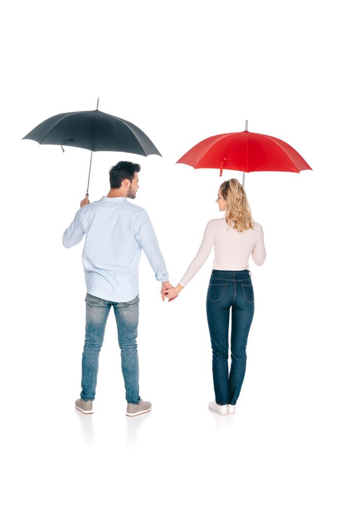 vue de dos de jeune couple avec des parapluies tenant la main et se regardant isolés sur blanc
 - Photo, image