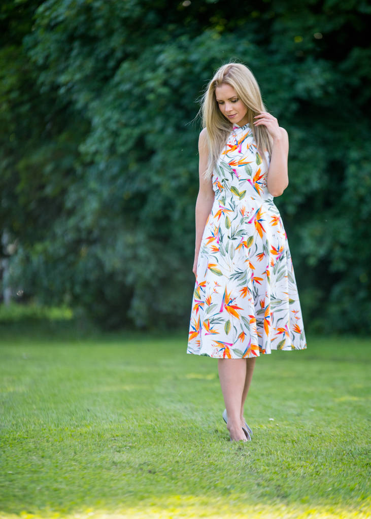 Yaz Park'ta yürüyordunuz elbiseli güzel genç kız - Fotoğraf, Görsel