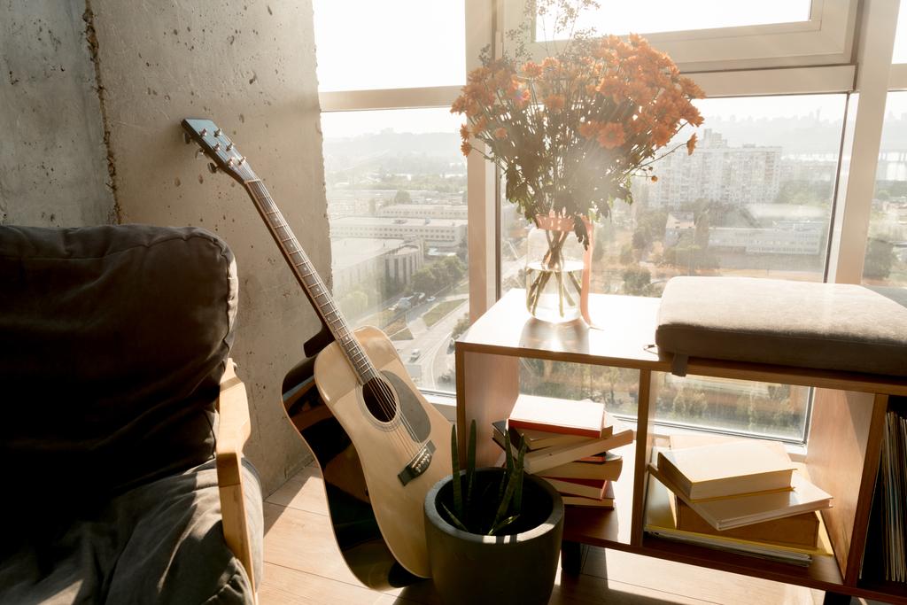 vista de perto da guitarra acústica e belo buquê de flores na janela
 - Foto, Imagem