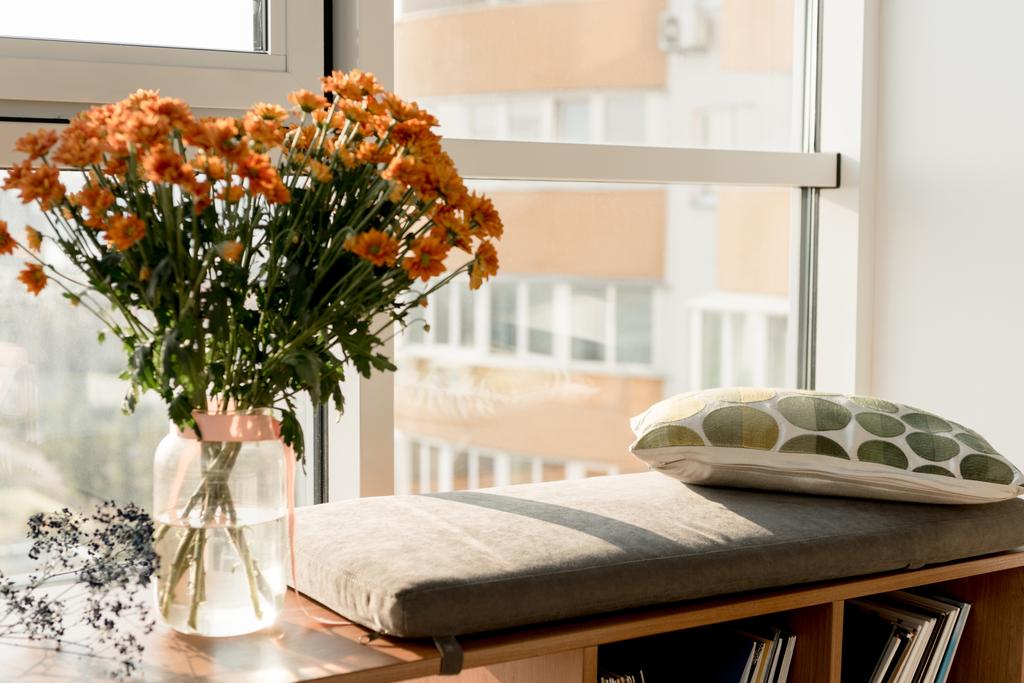 lähikuva kaunis kukkakimppu ikkunassa kotona
 - Valokuva, kuva