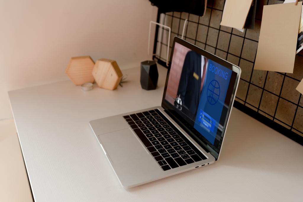 vista de cerca de la computadora portátil digital con letras de reserva en la mesa en casa
 - Foto, Imagen
