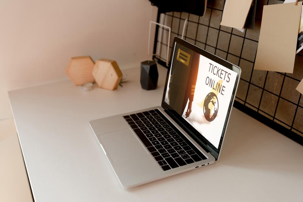 lähikuva digitaalinen kannettava tietokone lippuja verkossa kirjoitus ruudulla pöydällä kotona
 - Valokuva, kuva