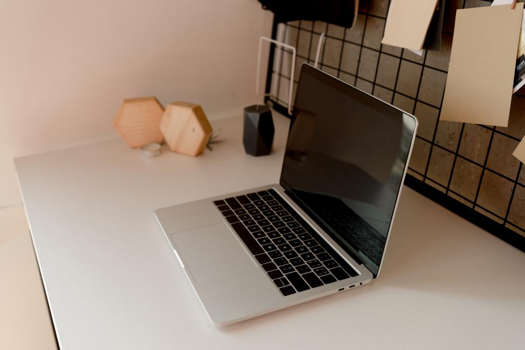 Nahaufnahme von Laptop mit leerem Bildschirm auf Tabletop zu Hause - Foto, Bild