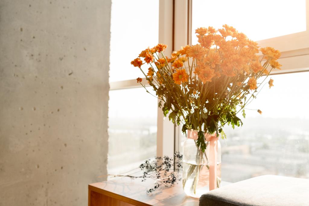 vista de perto de belo buquê de flores de pé na janela
 - Foto, Imagem