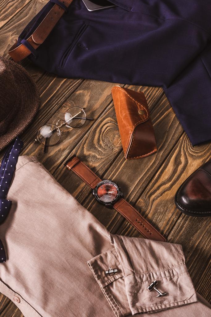 vue rapprochée de l'agencement des vêtements et accessoires masculins élégants sur plateau en bois
 - Photo, image