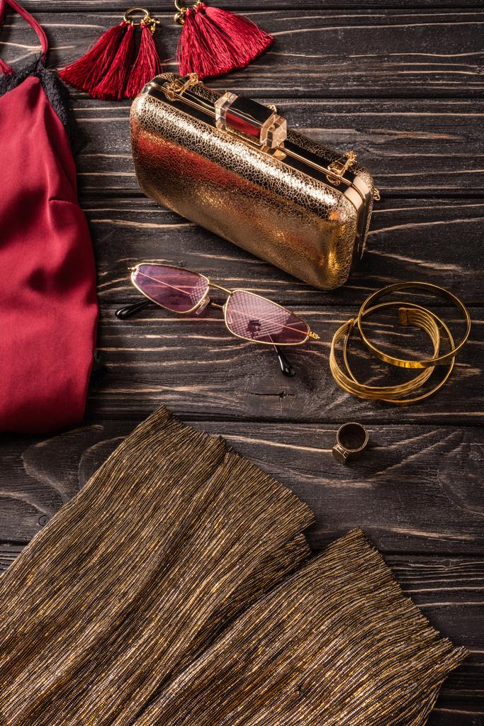 zár megjelöl kilátás divatos vörös és arany női pénztárca, napszemüveg, ékszer, a fából készült asztallap - Fotó, kép