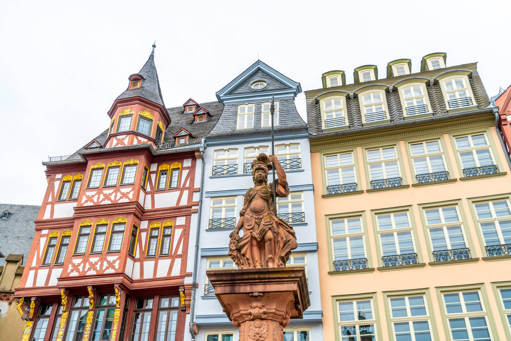 Πλατεία Ρόμερμπεργκ όμορφη παλιά πόλη με το άγαλμα Justitia Φρανκφούρτη Γερμανία - Φωτογραφία, εικόνα