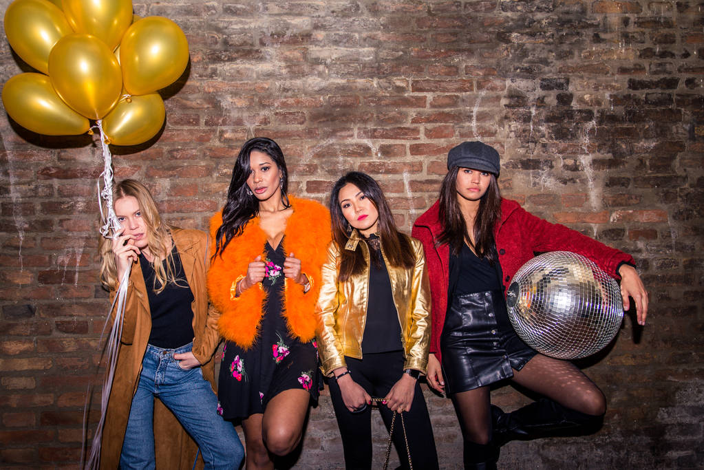 Gruppe fröhlicher Mädchen feiert in einem Club - vier junge Frauen feiern in der Nacht eine verrückte Geburtstagsparty - Foto, Bild