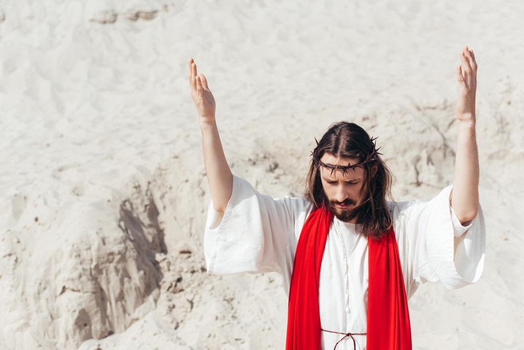Jezus staan met opgeheven handen en bidden in woestijn - Foto, afbeelding