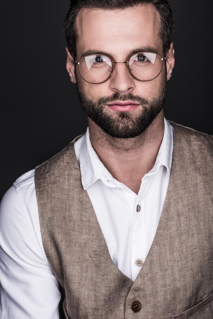 портрет елегантного бородатого чоловіка, який позує в окулярах, ізольований на сірому
 - Фото, зображення