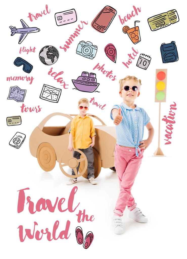stílusos gyerek napszemüveg felbukkan hüvelykujj míg fiú közelében karton autó, közlekedési lámpák, utazás ikonok és a betűk "utazás a világ" - Fotó, kép