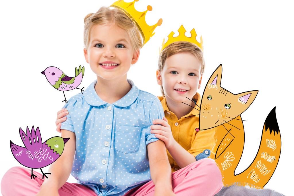 crianças adoráveis em coroas de papel amarelo, isolado em branco com raposa imaginária desenhada e pássaros
 - Foto, Imagem