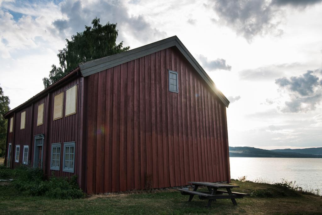赤い湖、ハーマル、ノルウェーのヘードマルク県近く建物の風光明媚なビュー - 写真・画像