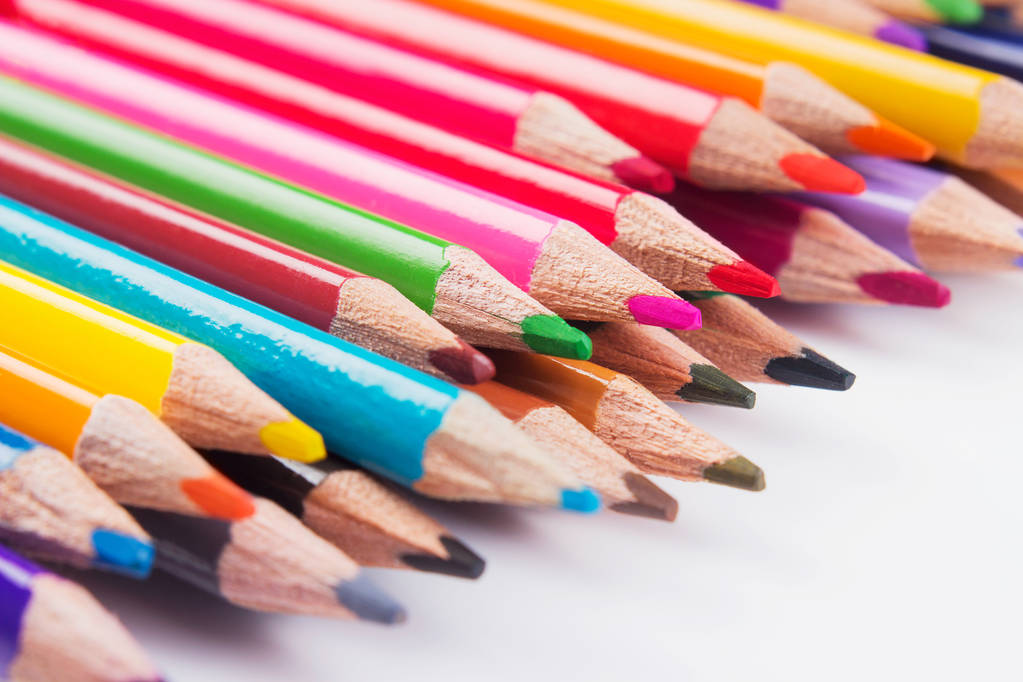 Χρωματιστά μολύβια σχιστόλιθο. Σετ πολύχρωμα μολύβια σε γκρι φόντο. Οπτική γωνία  - Φωτογραφία, εικόνα