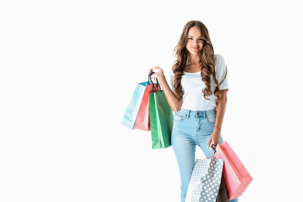 hermosa morena joven posando con bolsas de compras, aislado en blanco
 - Foto, Imagen