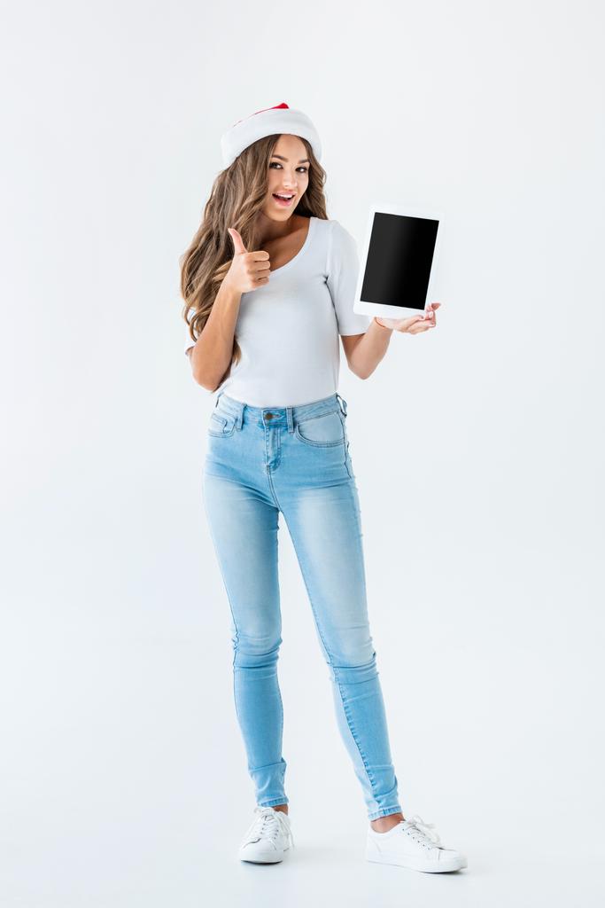 όμορφη κοπέλα κρατώντας tablet με κενή οθόνη και εμφανίζονται αντίχειρα, απομονώνονται σε λευκό - Φωτογραφία, εικόνα