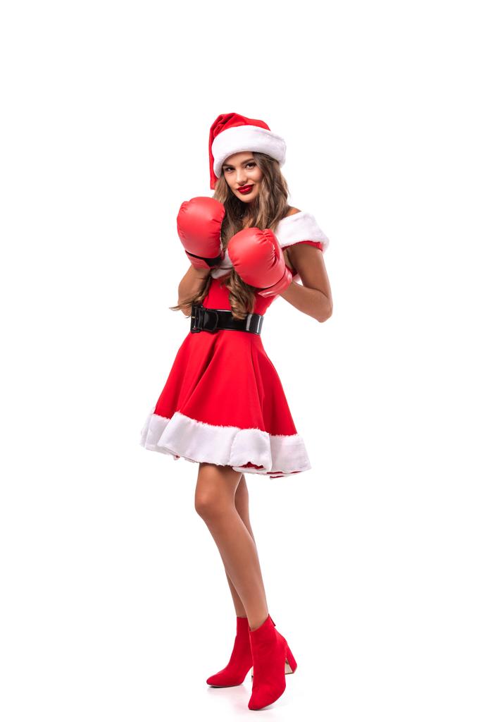 hermosa chica sonriente posando en traje de santa y guantes de boxeo, aislado en blanco
 - Foto, Imagen
