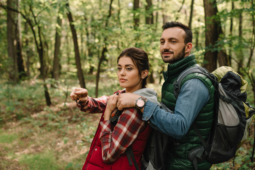 uomo abbracciare donna mentre escursioni nella foresta insieme
 - Foto, immagini