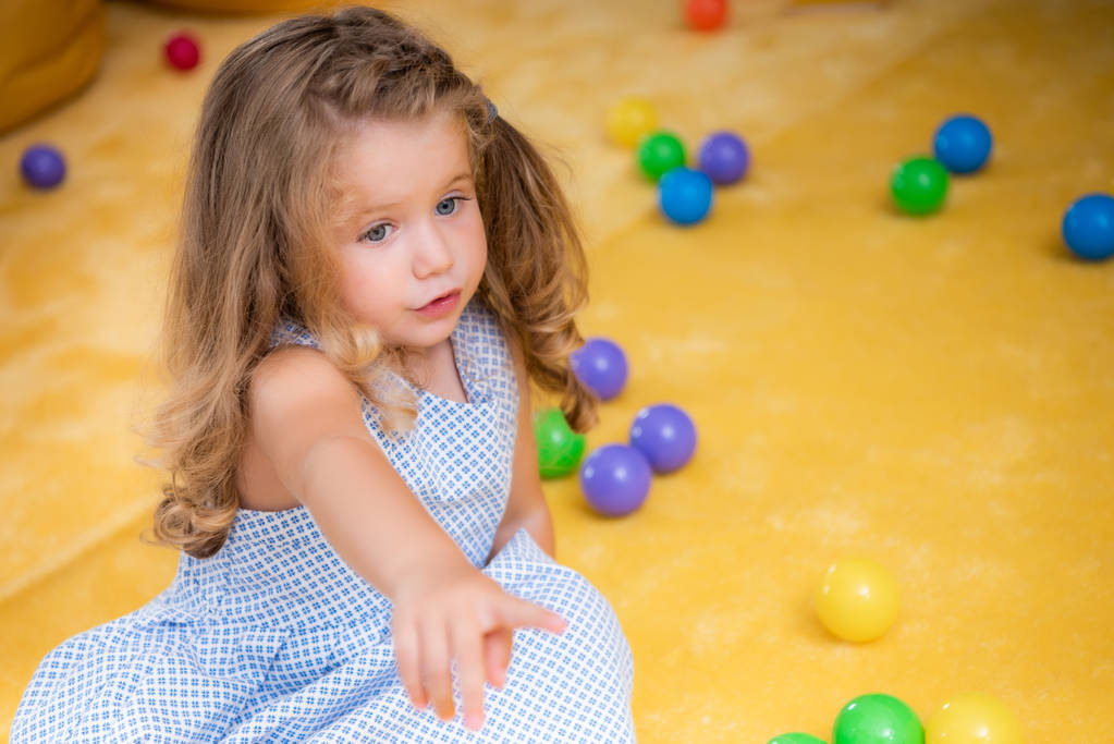 visão de alto ângulo de criança adorável apontando em algo no jardim de infância
 - Foto, Imagem