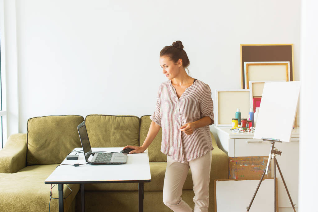 Piękna kobieta, pracująca w jej domu biura komunikacji komputera Internetu laptopa interesu przedsiębiorca zorganizowany pracy domu na odległej lokalizacji - Zdjęcie, obraz