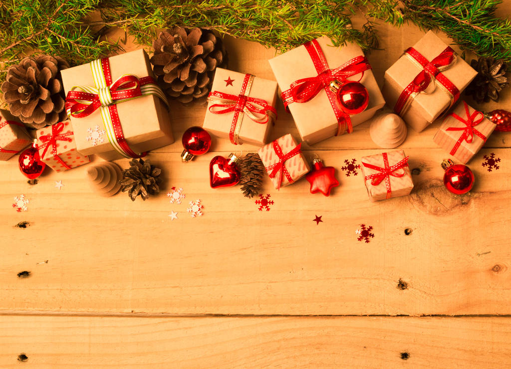 Kerstmis of Nieuwjaar achtergrond: gekleurde glazen speelgoed, decoratie en geschenken op houten achtergrond - Foto, afbeelding