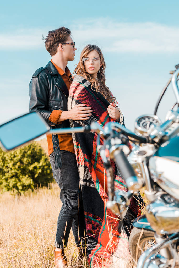 Nuori pari lasit seisoo lähellä retro moottoripyörä
 - Valokuva, kuva